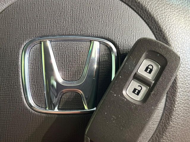 �yHonda�X�}�[�g�L�[�z�J�o����|�P�b�g�ɓ��ꂽ�܂܂ł��h�A�̎{���E�������\�ȃX�}�[�g�L�[�𑕔��B�G���W���̃I���E�I�t�����J�M�����o���K�v����������Ƃ��Ă��֗��ł���