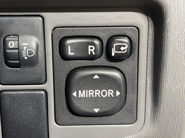 �y�d���i�[�~���[�z�T�C�h�~���[�͓d���i�[���ƂȂ��Ă���A�������ԏ�ł��L�Y�������X�N��}�����܂��B