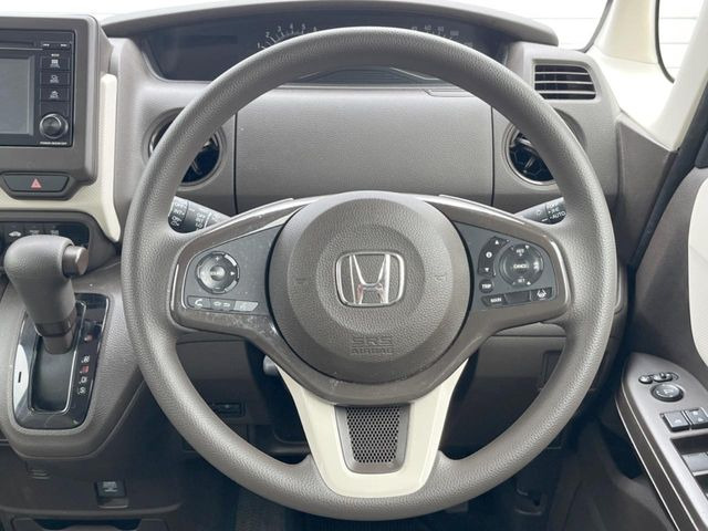 �C���e���A�ɍ��킹���f�U�C���̃X�e�A�����O�́A�^�]�������̂��Ƃ��l���A�^�]���₷���`��A�傫���ł��B�����x�A���ۂɐG���Ă��m���߂��������B