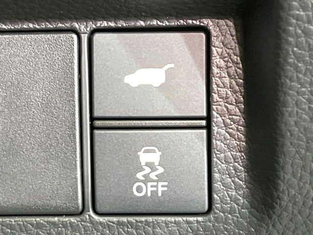 【パワーバックドア】スマートキーや運転席のボタンを押すだけでリアゲートが自動で開閉します!荷物を持っている時や、高い位置にあるバックドアを閉める際に便利な機能です♪