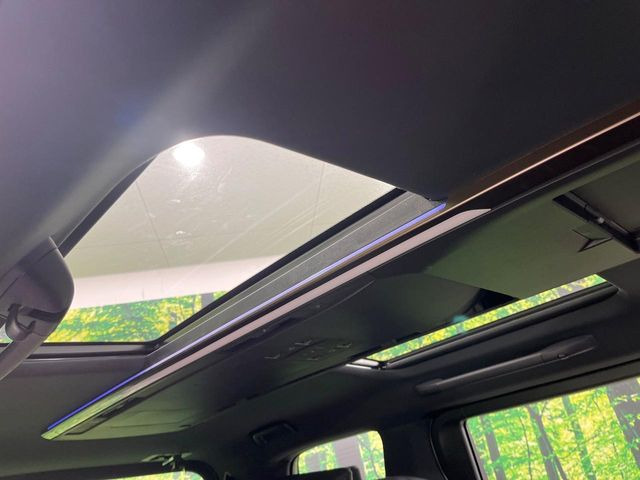 【左右独立ムーンルーフ】2列目左右席にそれぞれ配置されたガラスルーフ!日差しに合わせて片側だけシェードを閉めることも可能です!