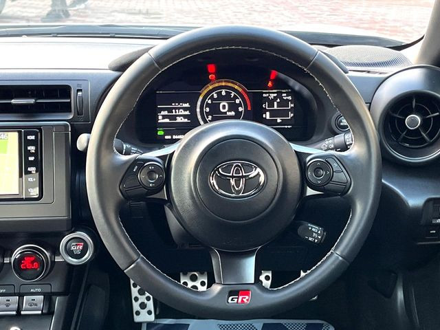 �y�����v�����X�e�A�����O�z�㎿�Ȋv���g�p���邱�ƂŁA��ɂ����������݂ƂĂ��^�]���₷���n���h���ł���