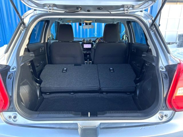 ���i�̂���������ʋ΁A���}���ɏ\���ȉ׎��X�y�[�X���m�ۂ��Ă���܂��B�Z�J���h�V�[�g��|���ƁA�傫�ȉו��̐ύڂ��\�ł���