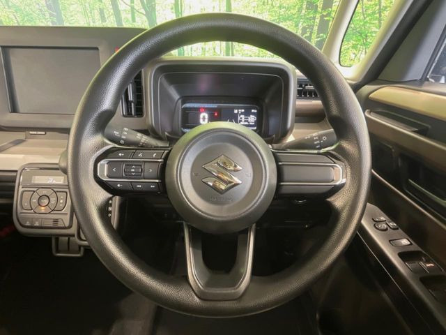 �C���e���A�ɍ��킹���f�U�C���̃X�e�A�����O�́A�^�]�������̂��Ƃ��l���A�^�]���₷���`��A�傫���ł��B�����x�A���ۂɐG���Ă��m���߂��������B