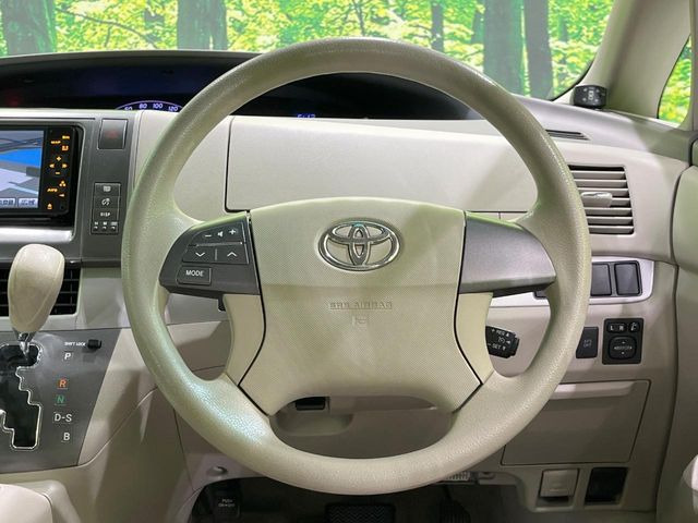 �C���e���A�ɍ��킹���f�U�C���̃X�e�A�����O�́A�^�]�������̂��Ƃ��l���A�^�]���₷���`��A�傫���ł��B�����x�A���ۂɐG���Ă��m���߂��������B