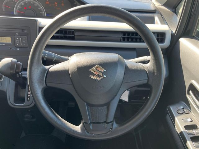 �C���e���A�ɍ��킹���f�U�C���̃X�e�A�����O�́A�^�]�������̂��Ƃ��l���A�^�]���₷���`��A�傫���ł��B�����x�A���ۂɐG���Ă��m���߂��������B