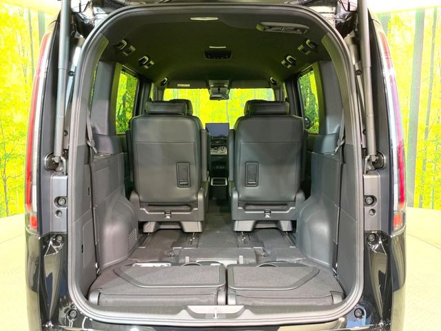 普段のお買い物や通勤、送迎等に十分な荷室スペースを確保しております。セカンドシートを倒すと、大きな荷物の積載も可能です♪