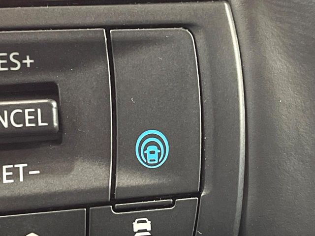 【プロパイロット】高速道路での長距離走行が楽に!!渋滞時と巡回走行のシーンで、アクセル・ブレーキ・ステアリングを自動で制御し、長距離運転の負担を軽減してくれます♪