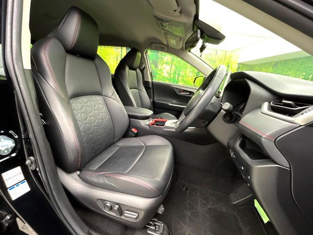 【合皮レザーシート】汚れのふき取りが容易でメンテナンスもが簡単な、機能性に優れる合成皮革を採用した上質なシートです。座り心地もよく、高級感あふれる心地良い車内空間を演出してくれます。