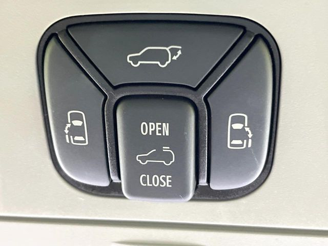 【両側パワースライドドア】スマートキーや運転席のスイッチで後席両側スライドドアの開閉が可能♪電動だから力を入れてドアを開ける必要が無く、小さなお子様でも簡単に開け閉めでき快適です♪