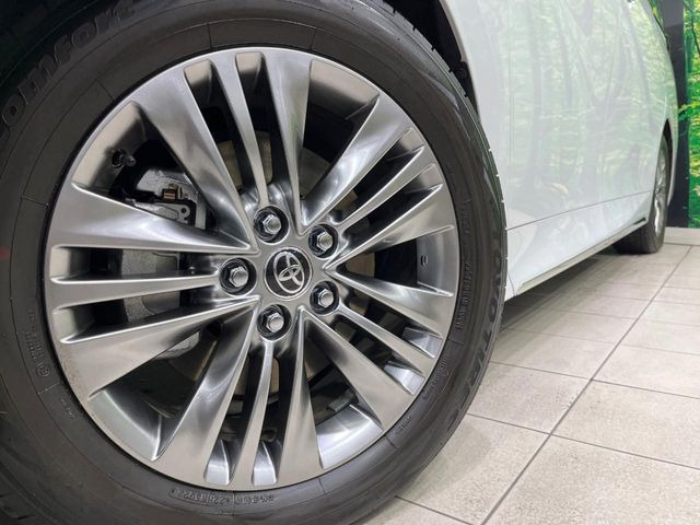 【純正18インチアルミホイール】外観にマッチした純正アルミホイールを装着しております。各種社外アルミホイールや、スタッドレスタイヤも取扱いしております。是非ご相談ください♪