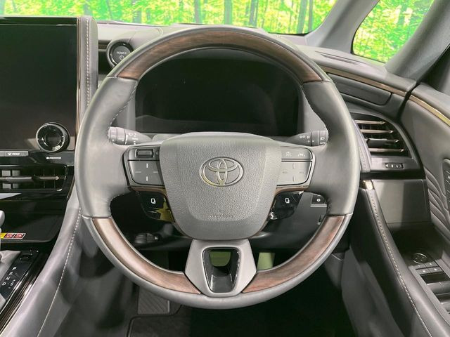 【ウッドコンビステアリング】高級感ある木目調パーツを採用した手に良く馴染むコンビハンドル。運転席廻りの雰囲気も一気に豪華になります!