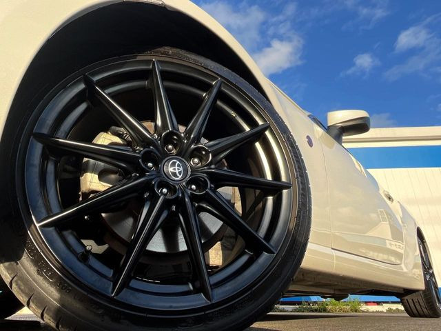 �y�����A���~�z�C�[���z�O�ςɃ}�b�`���������A���~�z�C�[���𑕒����Ă���܂��B�e��ЊO�A���~�z�C�[����A�X�^�b�h���X�^�C�����戵�����Ă���܂��B���񂲑��k����������