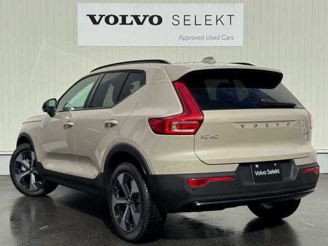 XC40ウルトラ B4 AWD ダーク エディション サンドデューン 4WD