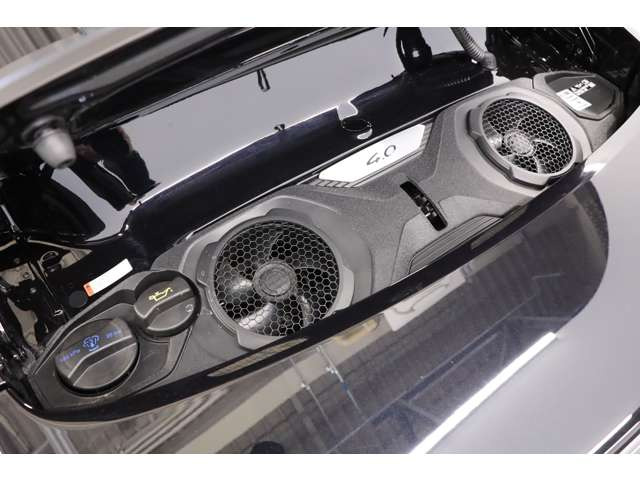 4.0L �����Ό�6�C��DOHC�A510ps/47.9kgm�A�S��&times;�S��&times;�S��mm 4573&times;1852&times;1279mm�A�ԗ��d�� 1493kg