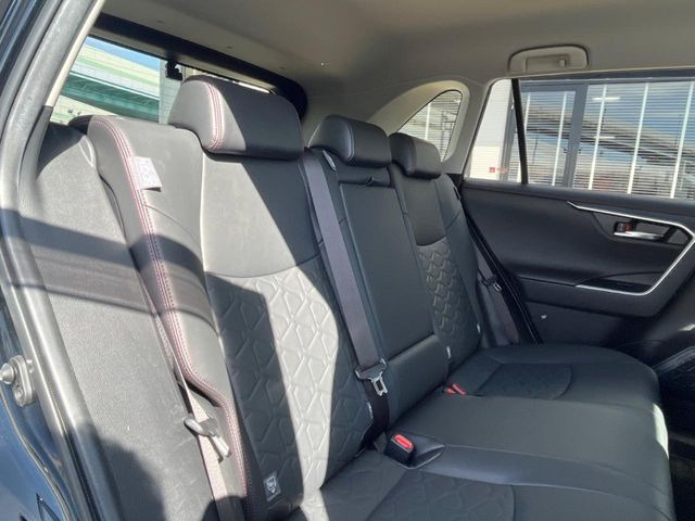 後部座席も気になるようなキズ・汚れやへたり等、大きなダメージはなく、良好な状態です。