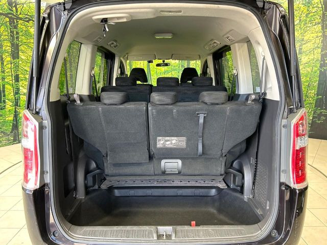 ���i�̂���������ʋ΁A���}���ɏ\���ȉ׎��X�y�[�X���m�ۂ��Ă���܂��B�Z�J���h�V�[�g��|���ƁA�傫�ȉו��̐ύڂ��\�ł���