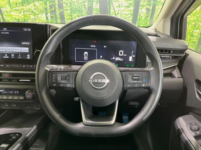 �C���e���A�ɍ��킹���f�U�C���̃X�e�A�����O�́A�^�]�������̂��Ƃ��l���A�^�]���₷���`��A�傫���ł��B�����x�A���ۂɐG���Ă��m���߂��������B