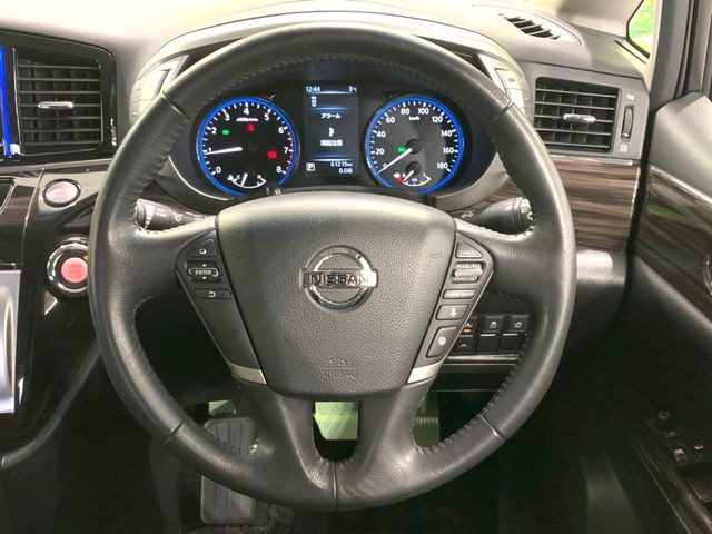 �C���e���A�ɍ��킹���f�U�C���̃X�e�A�����O�́A�^�]�������̂��Ƃ��l���A�^�]���₷���`��A�傫���ł��B�����x�A���ۂɐG���Ă��m���߂��������B