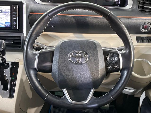 �C���e���A�ɍ��킹���f�U�C���̃X�e�A�����O�́A�^�]�������̂��Ƃ��l���A�^�]���₷���`��A�傫���ł��B�����x�A���ۂɐG���Ă��m���߂��������B