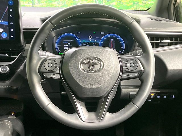 �C���e���A�ɍ��킹���f�U�C���̃X�e�A�����O�́A�^�]�������̂��Ƃ��l���A�^�]���₷���`��A�傫���ł��B�����x�A���ۂɐG���Ă��m���߂��������B