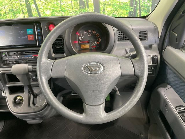 �C���e���A�ɍ��킹���f�U�C���̃X�e�A�����O�́A�^�]�������̂��Ƃ��l���A�^�]���₷���`��A�傫���ł��B�����x�A���ۂɐG���Ă��m���߂��������B