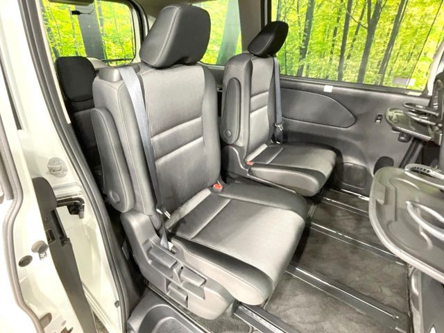 後部座席も気になるようなキズ・汚れやへたり等、大きなダメージはなく、良好な状態です。