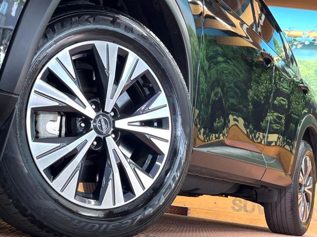 【純正18インチアルミホイール】外観にマッチした純正アルミホイールを装着しております。各種社外アルミホイールや、スタッドレスタイヤも取扱いしております。是非ご相談ください♪