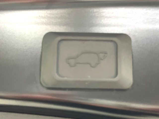 【パワーバックドア】スマートキーや運転席のボタンを押すだけでリアゲートが自動で開閉します!荷物を持っている時や、高い位置にあるバックドアを閉める際に便利な機能です♪