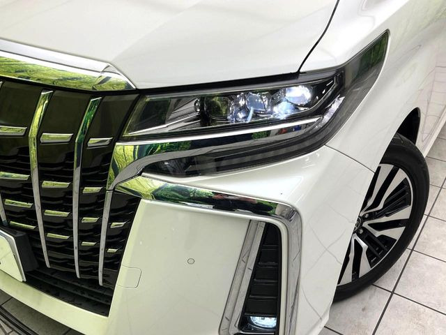 【三眼LEDヘッドライト】スタイリッシュな見た目の三眼LEDヘッドライトを装備♪スタイルだけでなく、夜間の走行も視界良好で安心してお乗りいただけます。