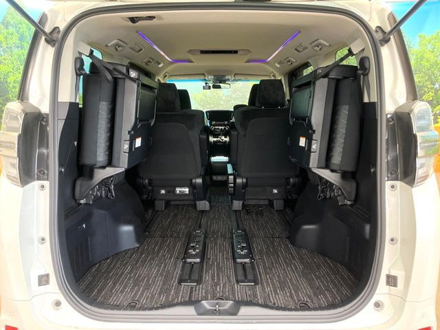 ���i�̂���������ʋ΁A���}���ɏ\���ȉ׎��X�y�[�X���m�ۂ��Ă���܂��B�Z�J���h�V�[�g��|���ƁA�傫�ȉו��̐ύڂ��\�ł���