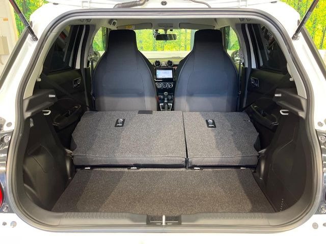 ���i�̂���������ʋ΁A���}���ɏ\���ȉ׎��X�y�[�X���m�ۂ��Ă���܂��B�Z�J���h�V�[�g��|���ƁA�傫�ȉו��̐ύڂ��\�ł���