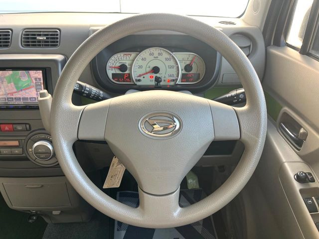 �C���e���A�ɍ��킹���f�U�C���̃X�e�A�����O�́A�^�]�������̂��Ƃ��l���A�^�]���₷���`��A�傫���ł��B�����x�A���ۂɐG���Ă��m���߂��������B