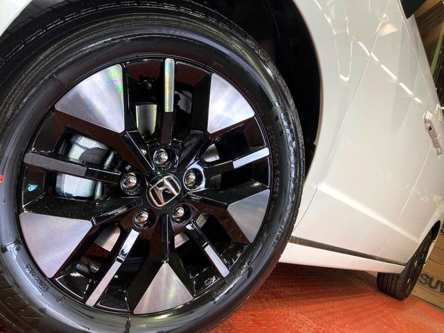 �y����16�C���`�A���~�z�C�[���z�O�ςɃ}�b�`���������A���~�z�C�[���𑕒����Ă���܂��B�e��ЊO�A���~�z�C�[����A�X�^�b�h���X�^�C�����戵�����Ă���܂��B���񂲑��k����������