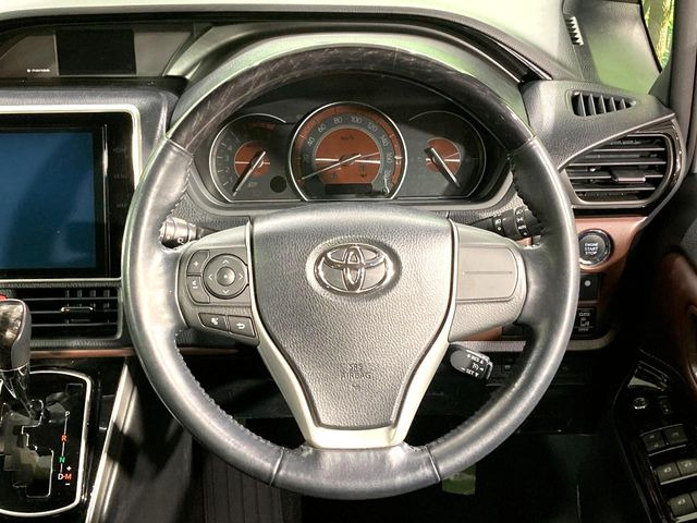 【ウッドコンビステアリング】高級感ある木目調パーツを採用した手に良く馴染むコンビハンドル。運転席廻りの雰囲気も一気に豪華になります!