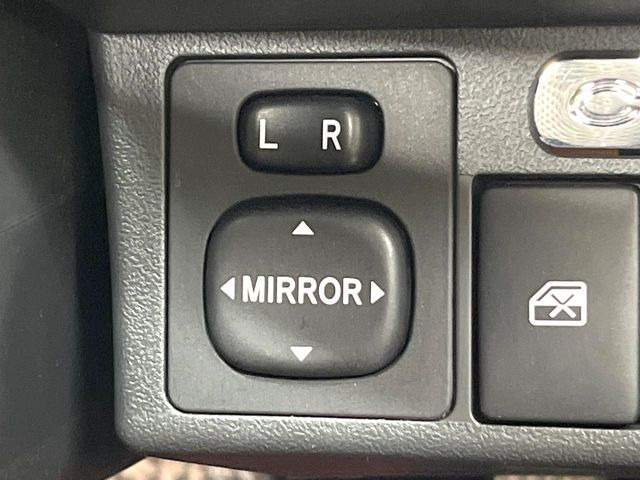 �y�d���i�[�~���[�z�T�C�h�~���[�͓d���i�[���ƂȂ��Ă���A�������ԏ�ł��L�Y�������X�N��}�����܂��B