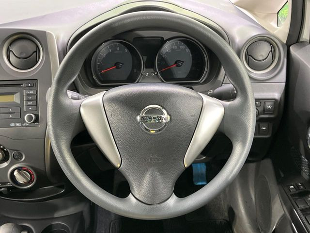 �C���e���A�ɍ��킹���f�U�C���̃X�e�A�����O�́A�^�]�������̂��Ƃ��l���A�^�]���₷���`��A�傫���ł��B�����x�A���ۂɐG���Ă��m���߂��������B