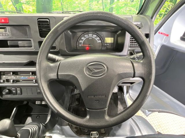 �C���e���A�ɍ��킹���f�U�C���̃X�e�A�����O�́A�^�]�������̂��Ƃ��l���A�^�]���₷���`��A�傫���ł��B�����x�A���ۂɐG���Ă��m���߂��������B