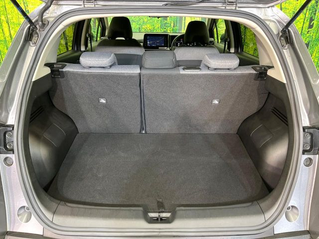 ���i�̂���������ʋ΁A���}���ɏ\���ȉ׎��X�y�[�X���m�ۂ��Ă���܂��B�Z�J���h�V�[�g��|���ƁA�傫�ȉו��̐ύڂ��\�ł���