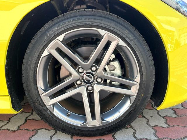 �y����18�C���`�A���~�z�C�[���z�O�ςɃ}�b�`���������A���~�z�C�[���𑕒����Ă���܂��B�e��ЊO�A���~�z�C�[����A�X�^�b�h���X�^�C�����戵�����Ă���܂��B���񂲑��k����������