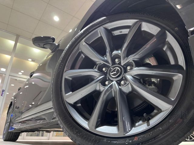 �y����18�C���`�A���~�z�C�[���z�O�ςɃ}�b�`���������A���~�z�C�[���𑕒����Ă���܂��B�e��ЊO�A���~�z�C�[����A�X�^�b�h���X�^�C�����戵�����Ă���܂��B���񂲑��k����������