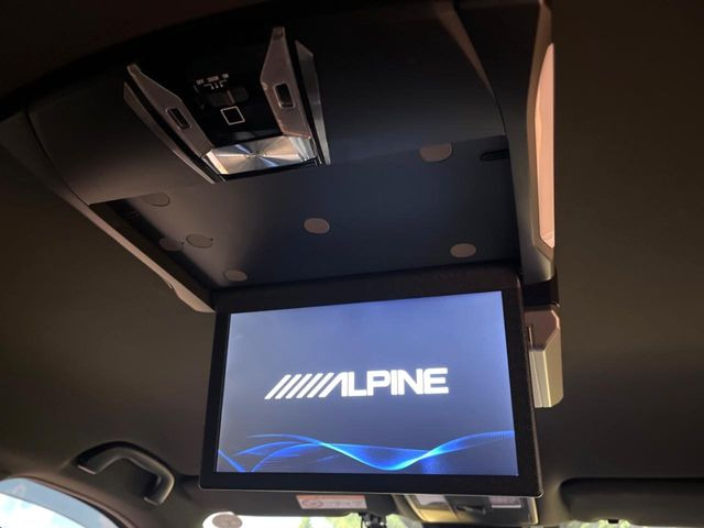 【フリップダウンモニター】大画面モニターで後席でもエンタメをお楽しみいただけます。小さなお子様にも大人気の装備です♪