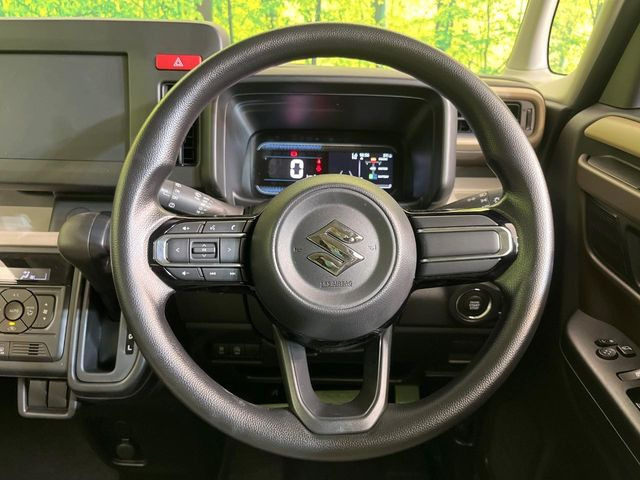 �C���e���A�ɍ��킹���f�U�C���̃X�e�A�����O�́A�^�]�������̂��Ƃ��l���A�^�]���₷���`��A�傫���ł��B�����x�A���ۂɐG���Ă��m���߂��������B