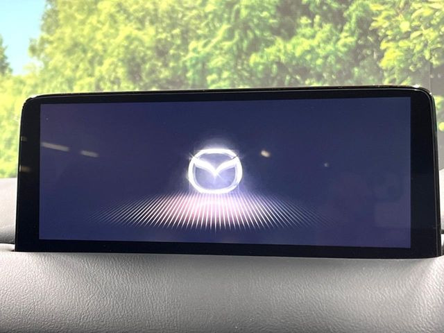 【10.25インチマツダコネクト】車内の雰囲気にマッチした大型ディスプレイ。スマホ接続でのナビ使用やBluetooth再生等、様々な機能が楽しめます。直感的なダイヤル操作が可能で、使い勝手も良好です。