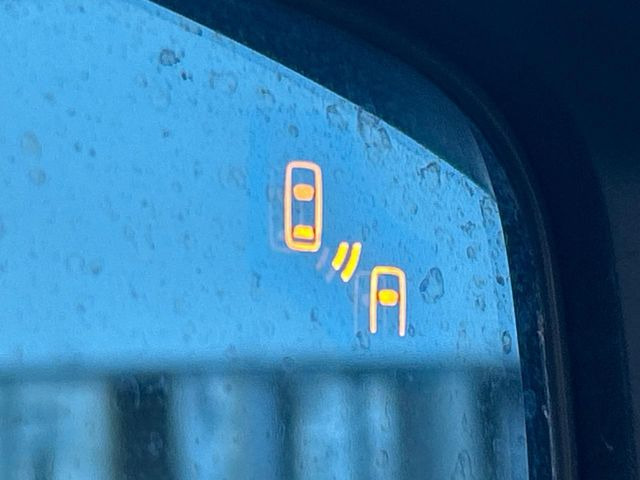 �y�����r�[�N���f�B�e�B�N�V�����z���s���A�h�A�~���[�̎��p�ɂȂ�₷���ӏ��Ɍ㑱�Ԃ��ڋ߂���ƃT�C�h�~���[�t�߂Ɍx����\���A�h���C�o�[�ɒ��ӊ��N�ƁA����̍ۂ̓n���h��������A�V�X�g�����܂��B