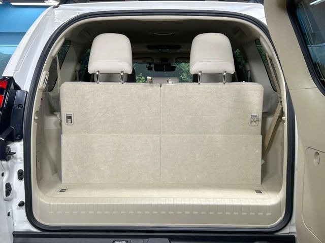 床下収納式のサードシートです。座席部分をコンパクトに収納でき、広大な荷室スペースとしてお使いいただけます!乗車人数や荷物の量など利用シーンに合わせて3列目を有効活用でき、とっても便利♪