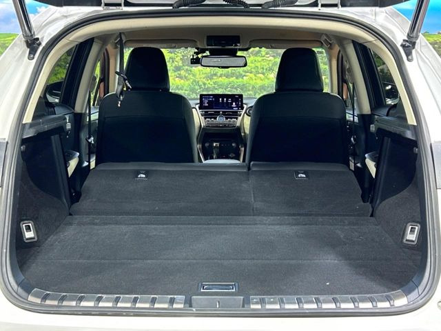 ���i�̂���������ʋ΁A���}���ɏ\���ȉ׎��X�y�[�X���m�ۂ��Ă���܂��B�Z�J���h�V�[�g��|���ƁA�傫�ȉו��̐ύڂ��\�ł���