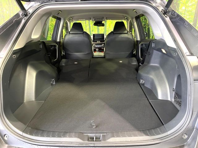 ラゲッジルームは、大容量のスペースを確保。普段のお買い物からレジャーまで、幅広く活躍してくれます!また、リアシートを倒すことでバリエーション豊かにお使いいただけます。