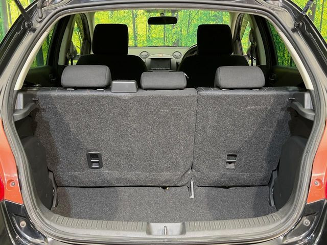 ���i�̂���������ʋ΁A���}���ɏ\���ȉ׎��X�y�[�X���m�ۂ��Ă���܂��B�Z�J���h�V�[�g��|���ƁA�傫�ȉו��̐ύڂ��\�ł���