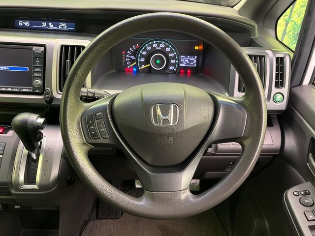 �C���e���A�ɍ��킹���f�U�C���̃X�e�A�����O�́A�^�]�������̂��Ƃ��l���A�^�]���₷���`��A�傫���ł��B�����x�A���ۂɐG���Ă��m���߂��������B